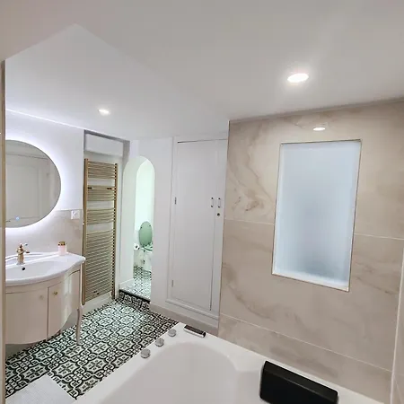 Bulle D'antan En Coeur De - Monument Classe Historique - Grand Jaccuzi Castres (Tarn)