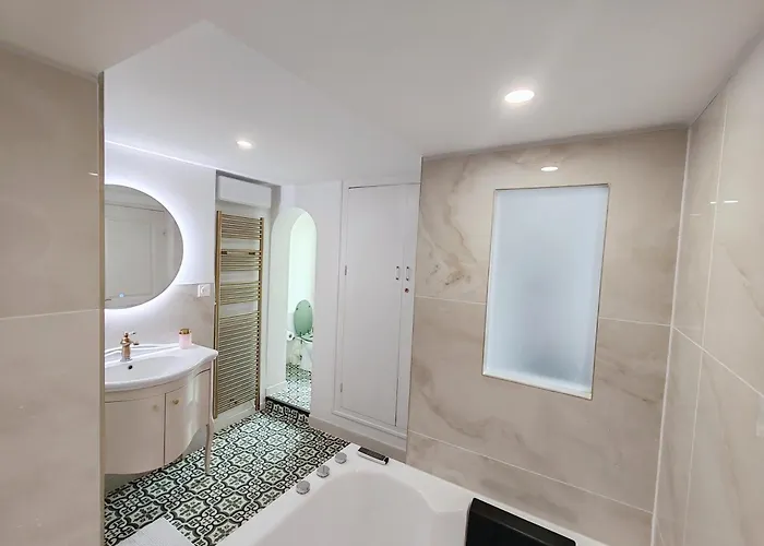 Bulle D'antan En Coeur De - Monument Classe Historique - Grand Jaccuzi カストル